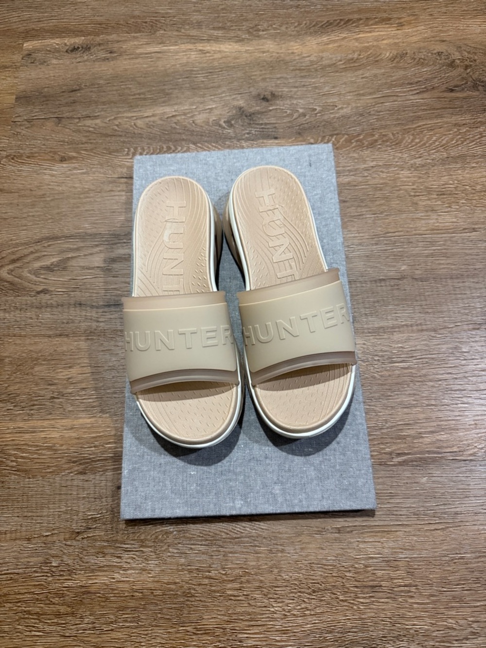 Hunter Geneva Women's Slip-On Casual Slide Sandal in Medium Natural - Picture 6 of 12